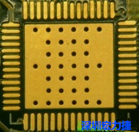 這是最不好的通孔設(shè)計(jì)，貫穿通孔直接擺放于QFN的接地散熱墊上，制造上無(wú)法確保其錫量，也就無(wú)法確保焊接良好。