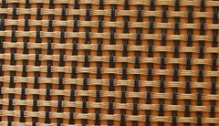 圖片只是示意圖，并不是真正的玻纖布，基本上由經(jīng)緯兩股材料交錯編織而成，經(jīng)緯的交錯間如果有空隙，就容易藏水分，所以一般會以透氣性來檢查其密合度。