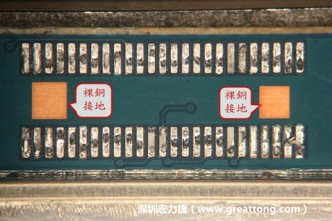 把板對(duì)板連接器全部移除，發(fā)現(xiàn)其下方板子共有兩個(gè)裸銅的方形設(shè)計(jì)。
