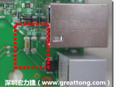 有人認(rèn)為電容旁邊已經(jīng)有螺絲將電路板固定于機(jī)殼上了，不應(yīng)該發(fā)生電路板彎曲的現(xiàn)象才對。