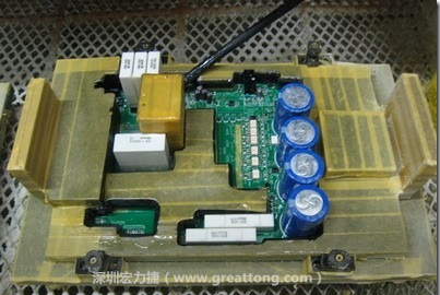 Conformal coating噴涂作業(yè)時可以使用治具把一些不可以噴涂到的地方及零件覆蓋起來，以免絕緣物質噴涂到一些需要作導電接觸的地方。