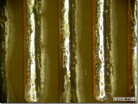 經(jīng)過(guò)168小時(shí)的高溫高濕環(huán)境實(shí)驗(yàn)后，此錫膏的最低SIR還可達(dá)到500,000,000 ohms，取LOG10為108.70，但是可以看到焊錫的邊上還有未吃錫的露銅，表示其吃錫狀況比較差