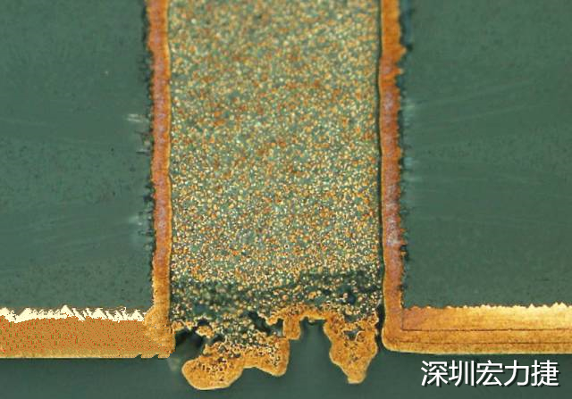 PCB設(shè)計(jì)之導(dǎo)電孔塞孔工藝 導(dǎo)電孔Via hole又名導(dǎo)通孔，為了達(dá)到客戶要求，導(dǎo)通孔必須塞孔，經(jīng)過大量的實(shí)踐，改變傳統(tǒng)的鋁片塞孔工藝，用白網(wǎng)完成板面阻焊與塞孔。生產(chǎn)穩(wěn)定，質(zhì)量可靠。