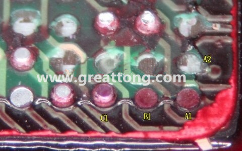 下圖是紅墨水測(cè)試后將PCB板子拿回來側(cè)一個(gè)角度拍攝的照片，就可以很清楚的看到錫球黏在PCB端，或不在PCB端。