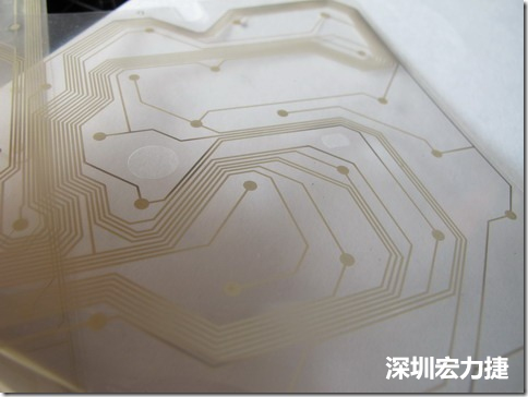 下面第二個(gè)圖則是另一片也有著按鍵線路的PTF，當(dāng)上、下兩面PTF的按鍵結(jié)點(diǎn)互相接觸后就可以計(jì)算出是哪個(gè)按鍵被按下了。可是當(dāng)按鍵沒(méi)有按下時(shí)，上下兩片PTF的線路則是分開(kāi)的，所以上圖那片PTF的線路上面其實(shí)還另外覆蓋了另一層透明的PET作為絕緣層，只露出了需要在鍵盤(pán)按下時(shí)才會(huì)碰觸的接觸點(diǎn)，因?yàn)檫@些材質(zhì)使用的都是Polymer，所以才撐這樣的技術(shù)為Polydome(聚合簧片)。
