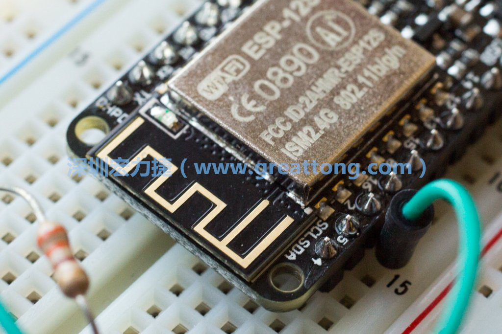 Adafruit Feather板上的無線電天線。